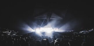Niezwykłe zastosowania stadionów targi, wesela, koncerty i eventy, o których nie pomyślałbyś kilka lat temu Tłum na nocnym koncercie na stadionie w Londynie