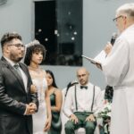 Para młoda składa przysięgę przed księdzem podczas ślubu