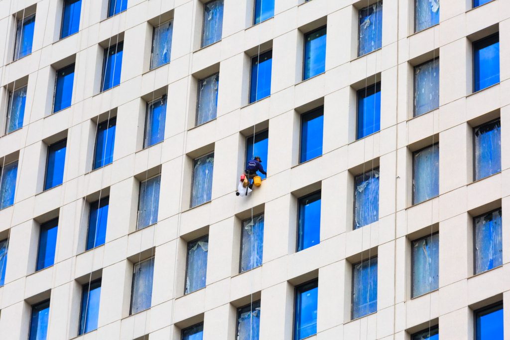 Mycie paneli fotowoltaicznych – kiedy zabrudzenia obniżają sprawność instalacji?