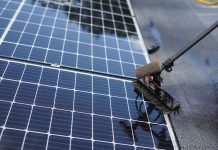 Mycie paneli fotowoltaicznych – kiedy zabrudzenia obniżają sprawność instalacji?