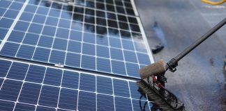 Mycie paneli fotowoltaicznych – kiedy zabrudzenia obniżają sprawność instalacji?