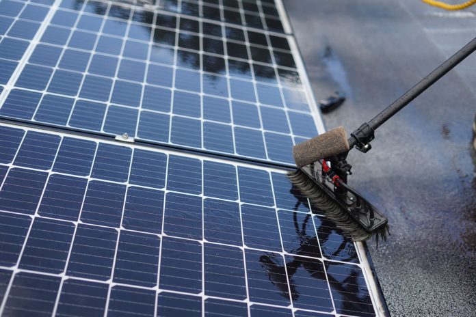 Mycie paneli fotowoltaicznych – kiedy zabrudzenia obniżają sprawność instalacji? Mycie paneli fotowoltaicznych – kiedy zabrudzenia obniżają sprawność instalacji?