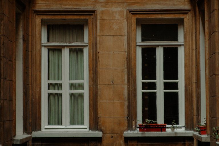 Mycie paneli fotowoltaicznych – kiedy zabrudzenia obniżają sprawność instalacji?